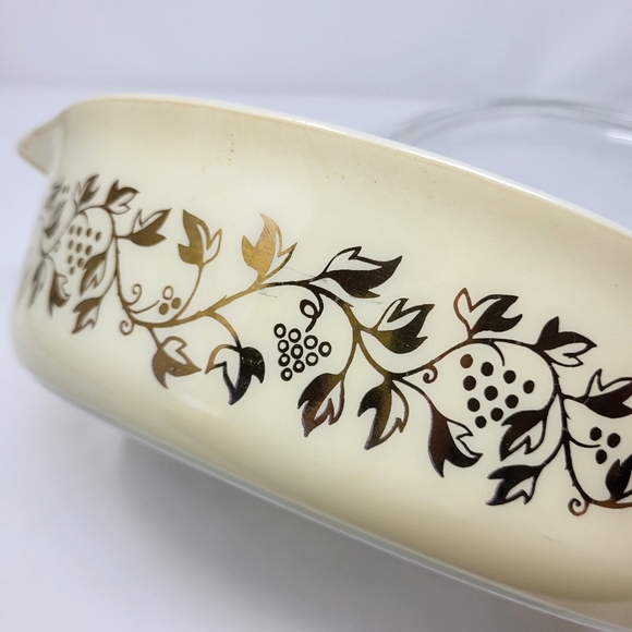 Pyrex Golden Grapes 045 2.5 Quart Casserole with Lid Vintage Promo Tan and Gold - Picture 6 of 13